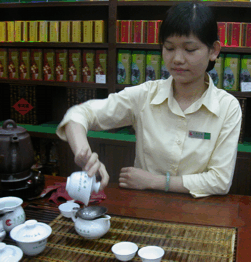 Przelewanie herbaty z gaiwan do cha-hai
